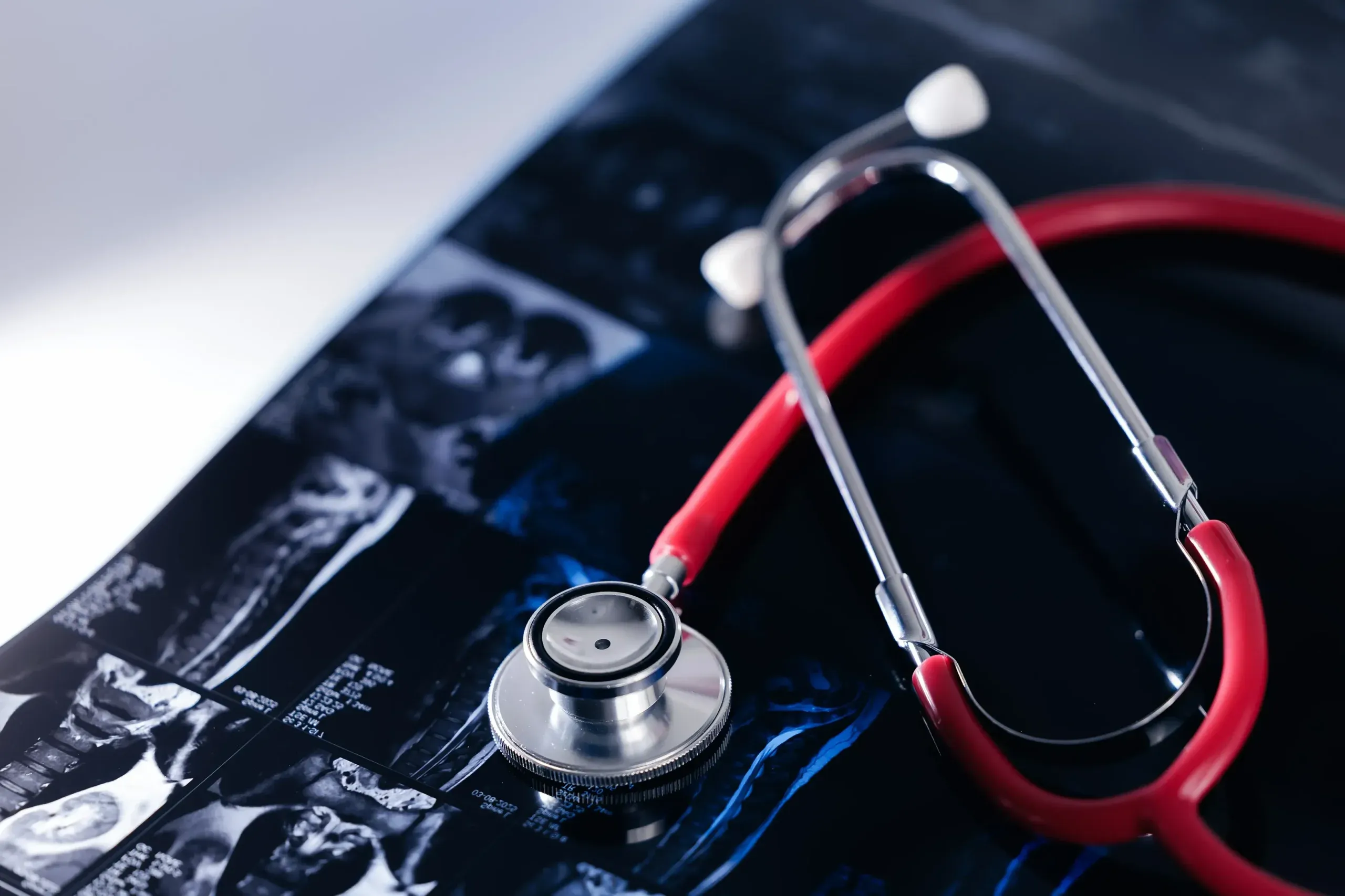 Stethoskop auf radiologischen Aufnahmen zur Kontrastmitteluntersuchung